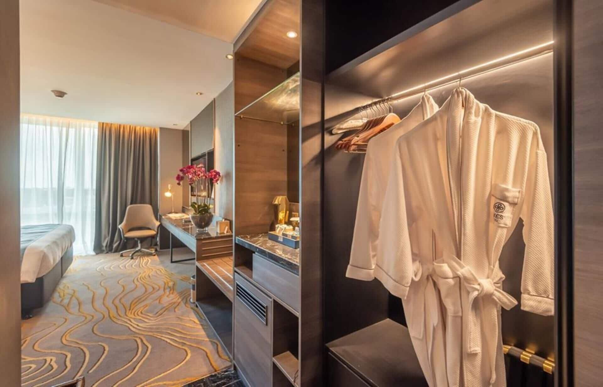 Ames Hotel Malacca Kültér fotó A bathrobe hanging on a hanger