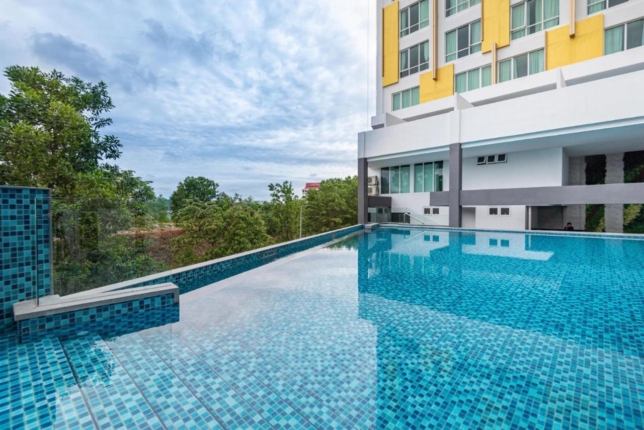 Ames Hotel Malacca Kültér fotó The swimming pool at the hotel